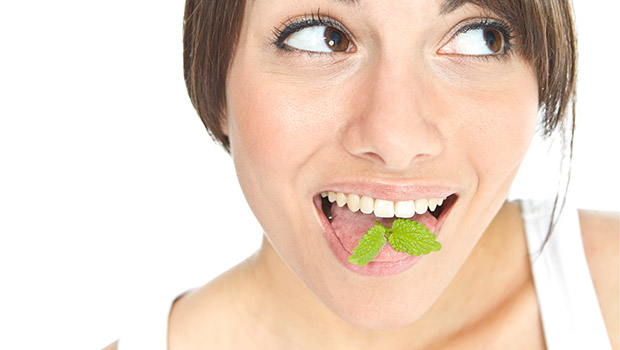 5 τροφές που εξαφανίζουν άμεσα την κακοσμία του στόματος
