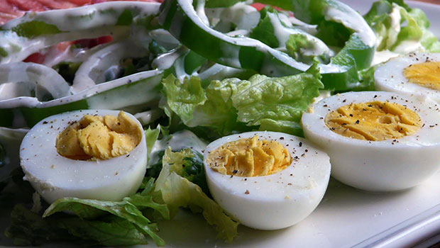 Γιατί να καταναλώνεις αυγά μαζί με ωμά λαχανικά