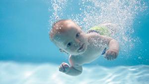 Baby Swimming: Πολύ σημαντικά οφέλη για παιδιά από 6 μηνών έως 4 ετών
