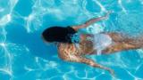 Συσφίξτε το σώμα σας στο νερό της πισίνας με 4 ασκήσεις