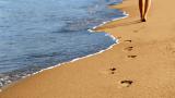 Περπάτημα στην άμμο για τόνωση των μυών